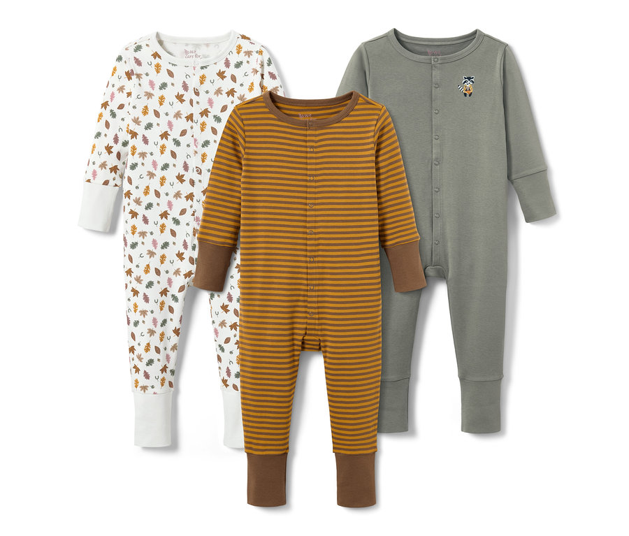 Drei langärmelige Pyjamas.