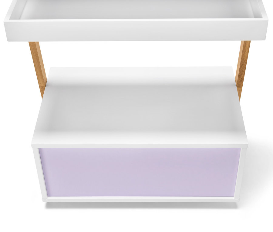 Draufsicht auf ein weißes Leiterregal mit Schublade.