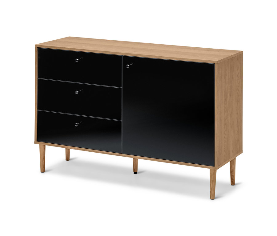 Anthrazitfarbene Kommode »Bekeson« mit drei Schubladen und einer Tür.