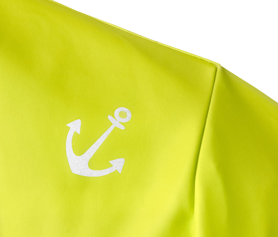 Detailansicht eines gelben Regenparkas »Friesennerz« mit weißem Anker.