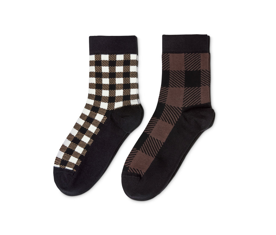 Zwei Paar Socken mit Karomuster.