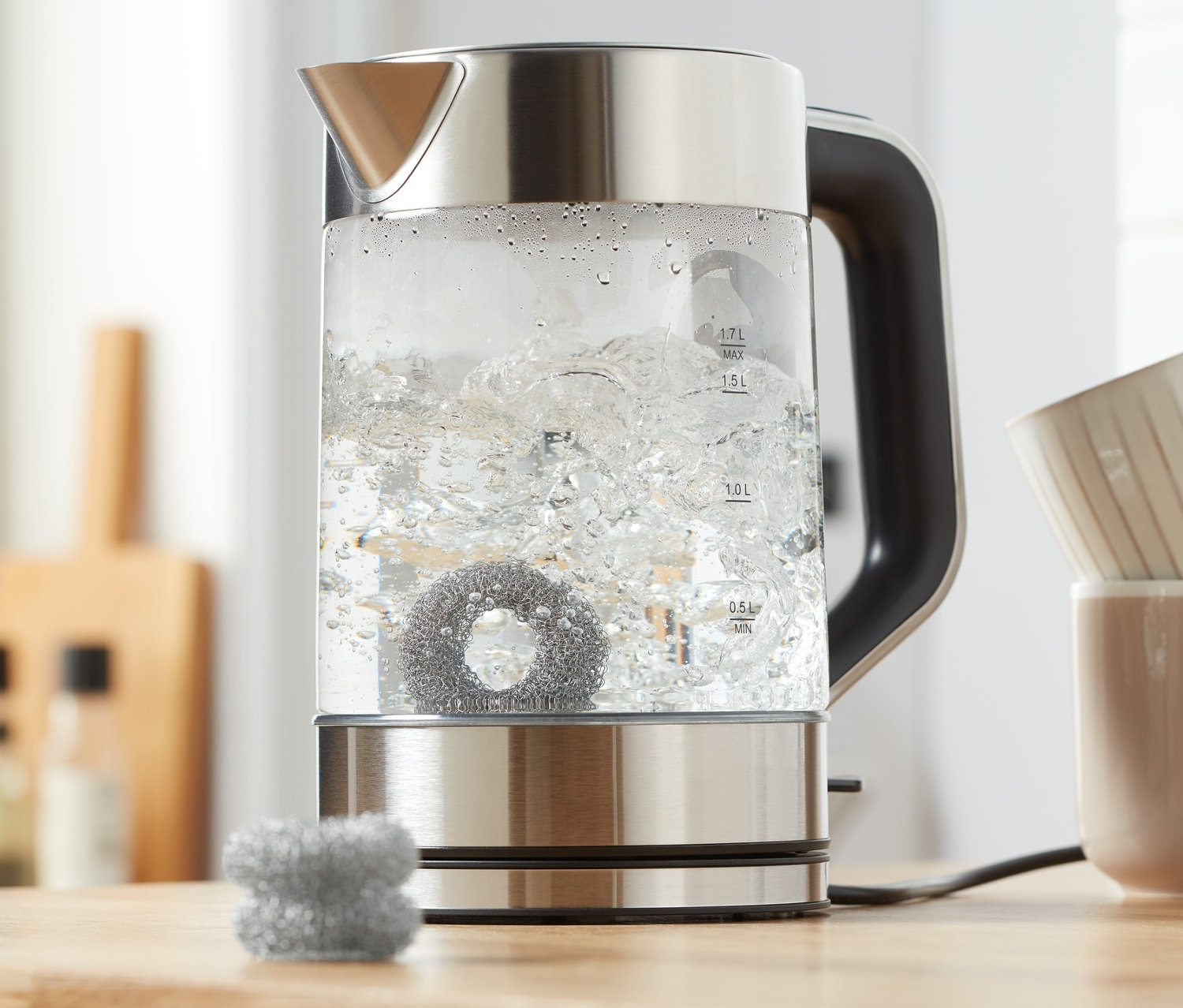 Wasserkocher mit kochendem Wasser und 2 Kalkfängern.