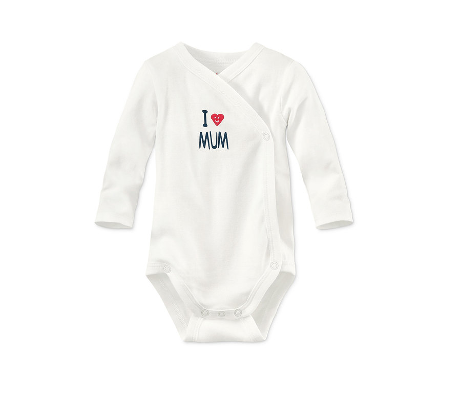 Ein weisser Langarmbody aus Bio-Baumwolle mit dem Aufdruck "I ❤️ MUM".