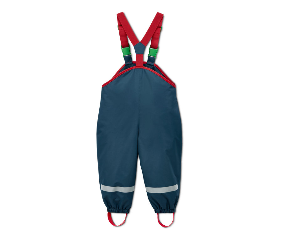 Blaue Regenhose aus recyceltem Material mit roten Hosenträgern.