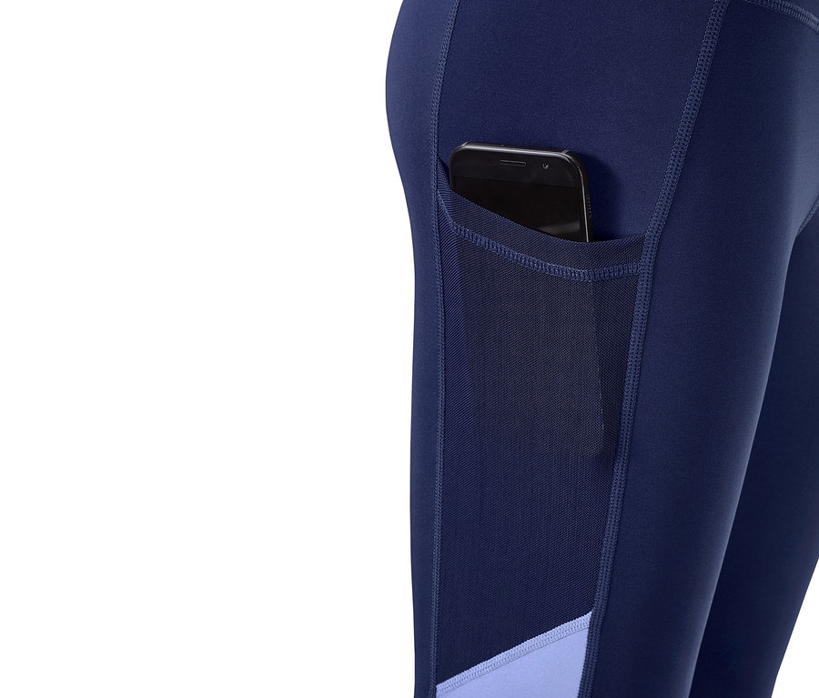 Detail einer Colorblocking-Sporttight mit einem Telefon in der Tasche.