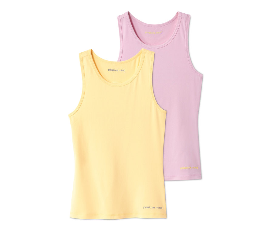 Zwei Sport-Tops aus recyceltem Material in Gelb und Rosa liegen übereinander.