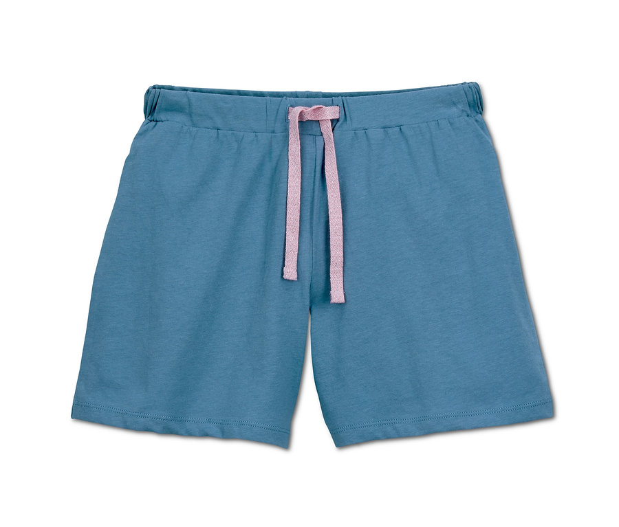 Eine blaue Shorty-Pyjama aus Bio-Baumwolle mit einem rosa Kordelzug.