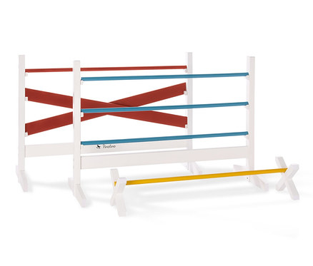 Zwei weiße Pinolino Hindernishürden »Jumper« mit roten, blauen und gelben Stangen.