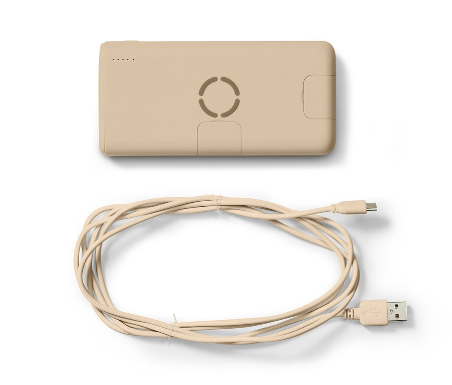 Eine kabellose Powerbank und ein Ladegerät in Beige liegen mit einem Kabel auf einem weißen Hintergrund.