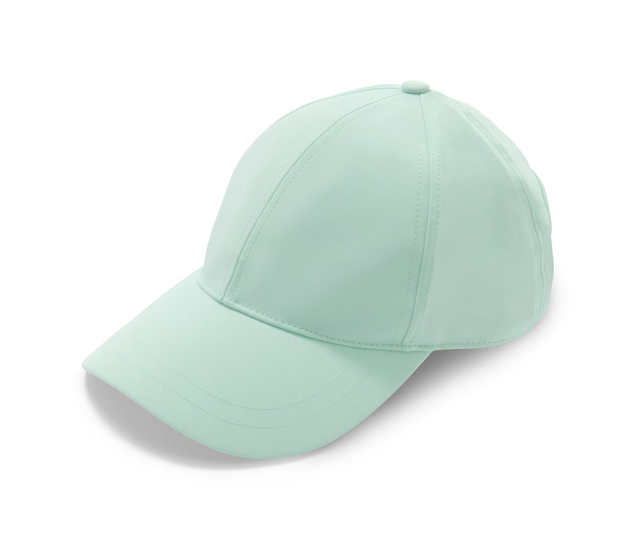 Eine hellgrüne Sportcap liegt auf einem weißen Hintergrund.