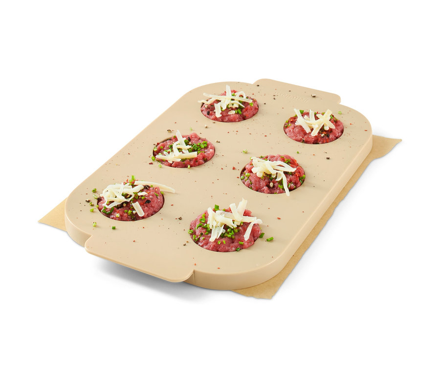 In einer beigen Backform befinden sich sechs Mini-Burger, die mit Käse bestreut sind. Mini-Burger-Backset.
