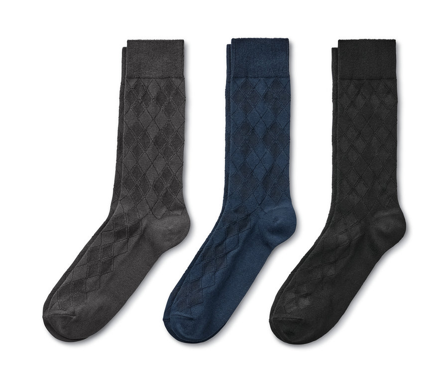 Drei Paar Socken mit Rautenmuster in Grau, Dunkelblau und Schwarz.