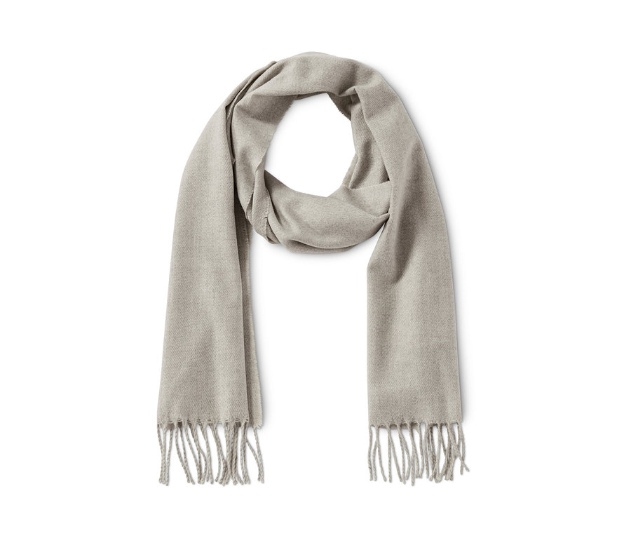 Ein beiger Flanell-Schal mit Fransen auf weißem Hintergrund.