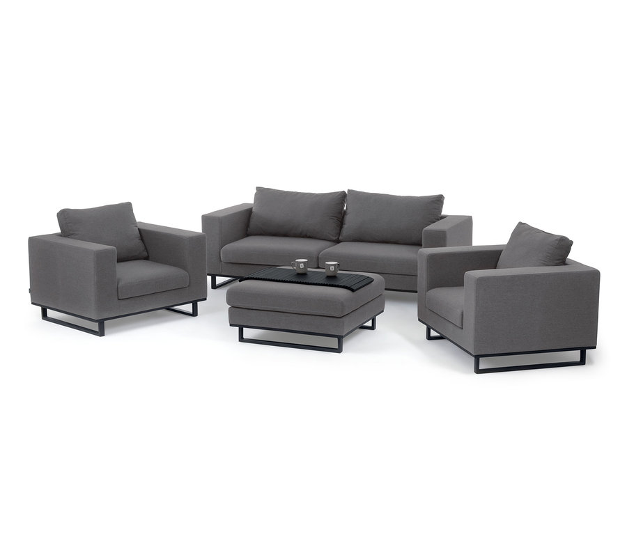Graues Sofa und zwei Sessel mit Hocker und schwarzem Tablett auf weißem Hintergrund. Premium-Lounge-Set aus Sunbrella®-Stoff.