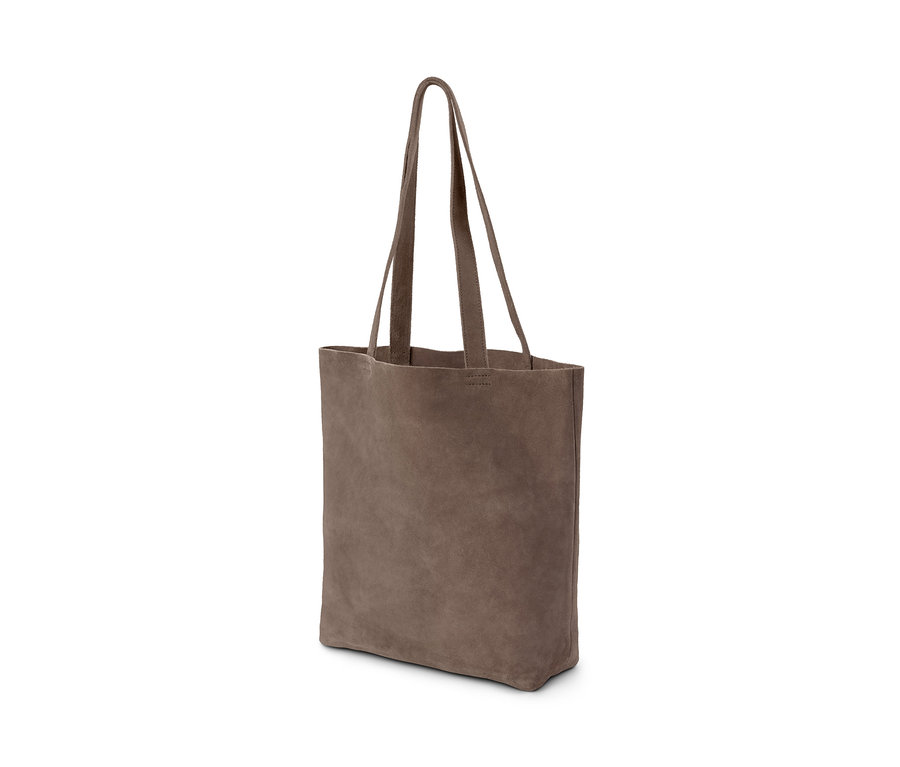 Ein brauner Shopper aus chromfrei gegerbtem Veloursleder vor einem weißen Hintergrund.