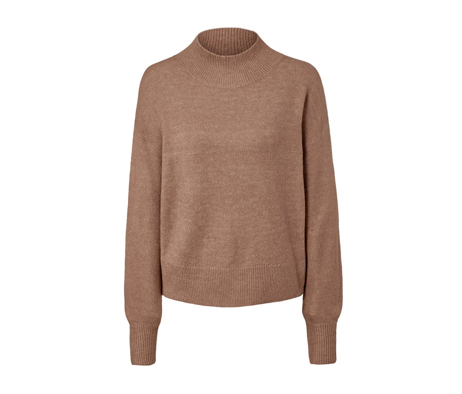 Beiger Strickpullover mit kleinem Stehkragen.