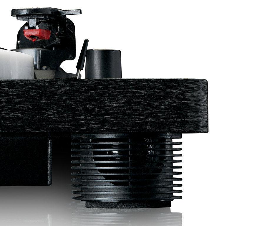 Detailaufnahme des Lenco Plattenspielers »LS-50LEDBK« mit integrierten Lautsprechern.