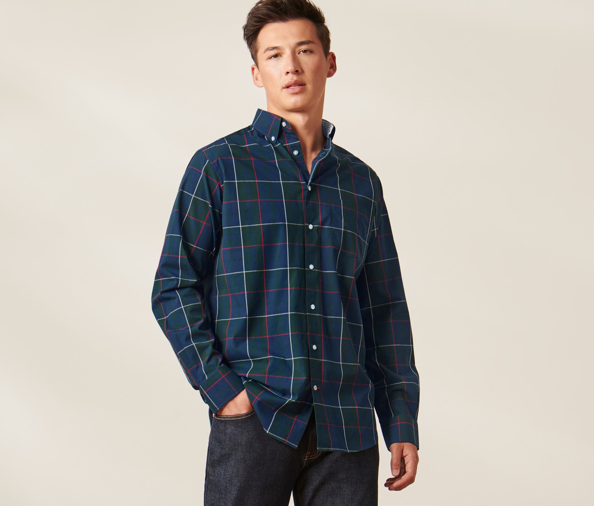 Mann trägt ein Hemd.