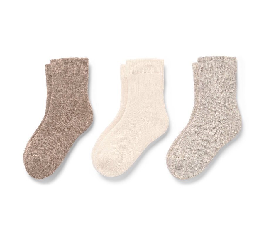 Drei Paar Socken in Braun, Beige und Grau.