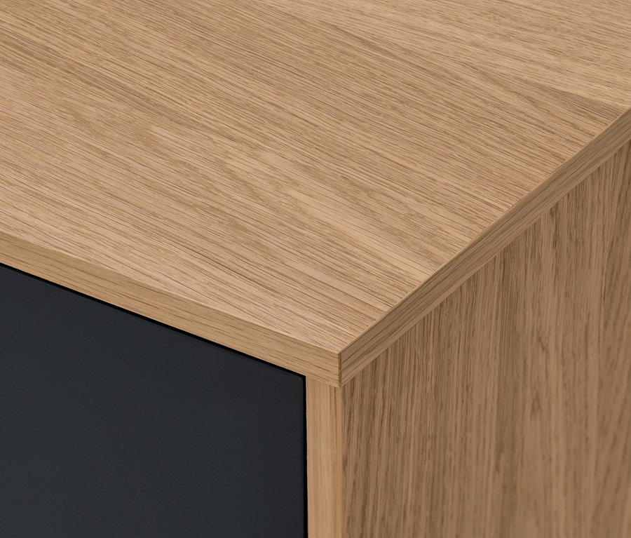 Detail einer anthrazitfarbenen Kommode »Bekeson« mit Holzplatte.