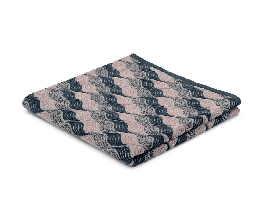 Gefaltetes XL-Frottier-Badetuch mit gewelltem Muster in Rosa- und Dunkelblautönen.