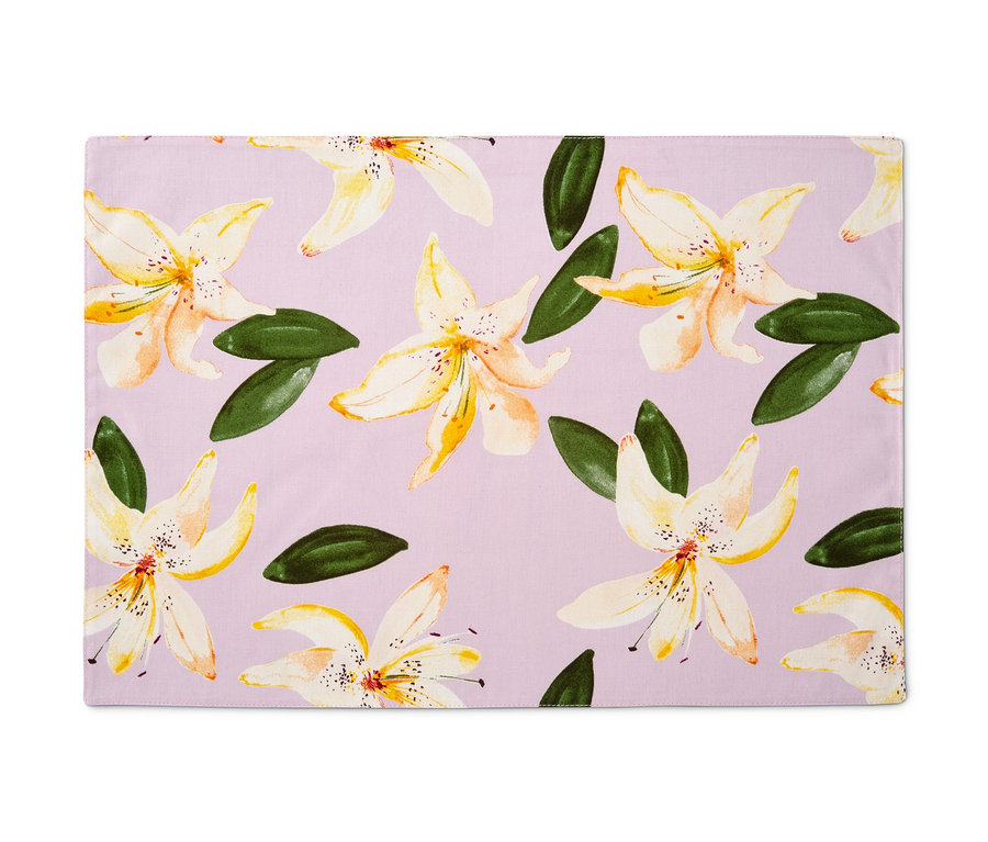 Vier Wende-Platzsets mit Blumenmuster auf lila Hintergrund.