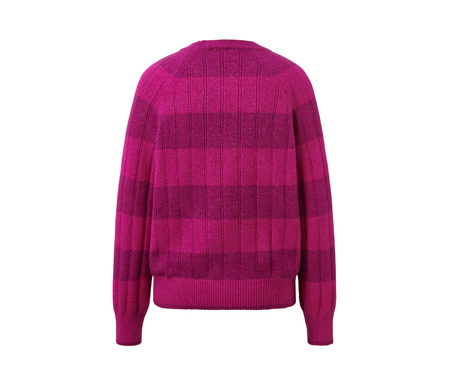 Detailansicht eines Strickpullovers mit Ajour-Muster.