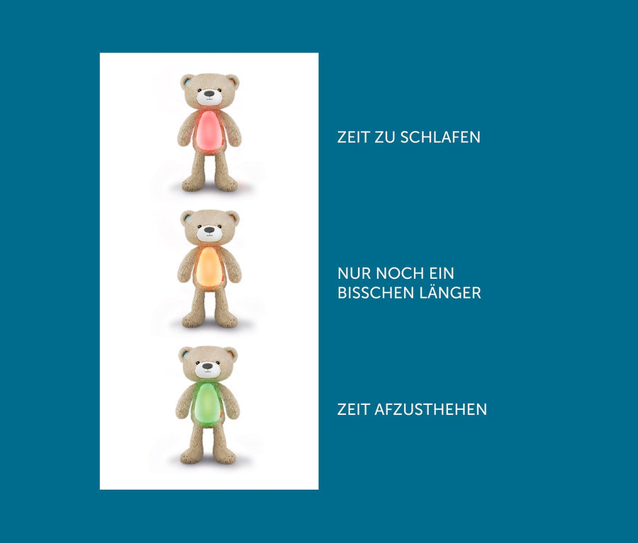 Drei Zazu Nachtlicht »Brody der Bär« Stofftiere mit verschiedenfarbigen Bäuchen auf weißem Hintergrund.