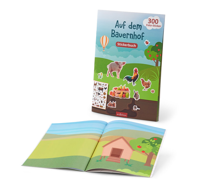 Zwei Stickerbücher »Auf dem Bauernhof« liegen aufgeschlagen da.