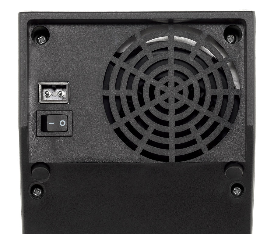 Rückseite eines schwarzen CASO Weinkühlers »Wine Case One« mit Lüfter, USB-Anschluss und Netzschalter.