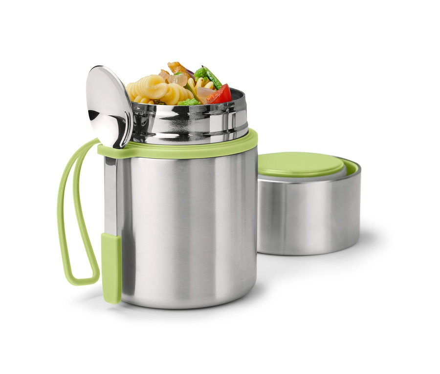 Ein offener To-go-Thermobehälter mit Speiseinhalt und Löffel, daneben ein Deckel.