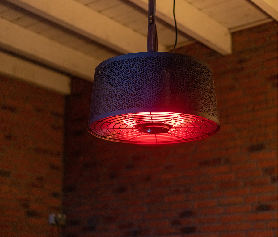 Ein schwarzer Sunred® Smarter Hänge-Heizstrahler Artix Moderna Ultra Hanging Black 2.000 hängt von der Decke.