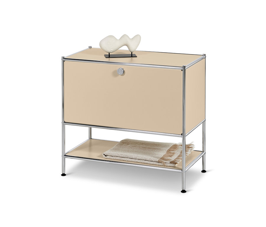 Beiges Sideboard Metall »CN3« mit Klappe. Oben drauf steht eine weiße Skulptur.