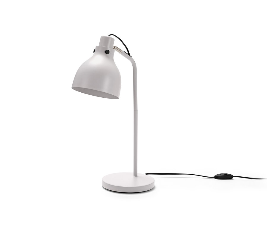 Tischleuchte aus Metall auf weißem Hintergrund.