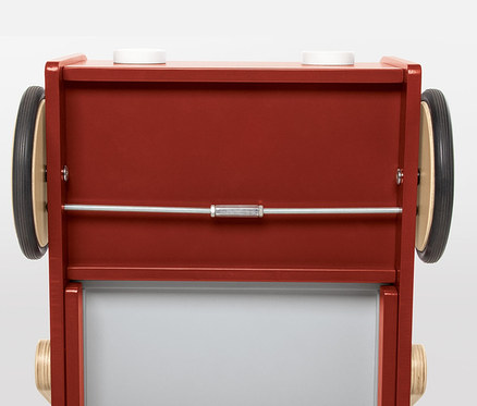 Detailansicht des roten Pinolino Lauflernwagens »Feuerwehrauto Fred« mit Rädern und Metallstange.