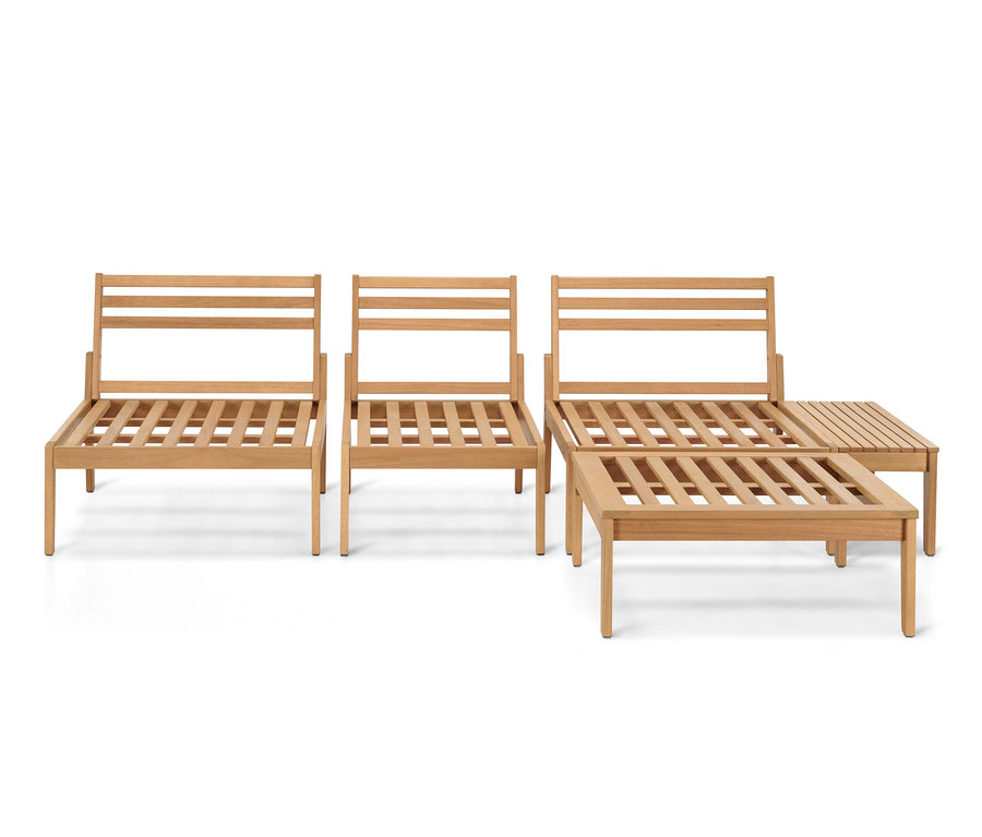 Drei Sessel und zwei Tische des modularen Lounge-Sets »Lenja«.
