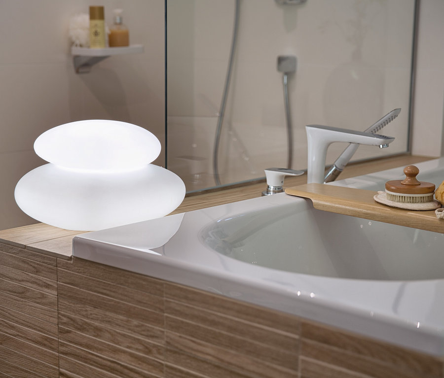 Im Badezimmer steht eine 8 seasons design Solar-Leuchte, 39 cm auf einer Holzoberfläche.