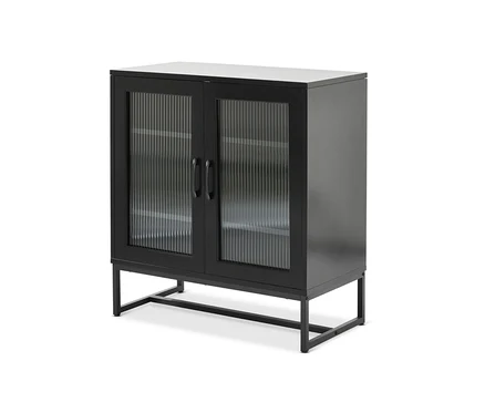 Schwarzes Sideboard mit Glastüren.