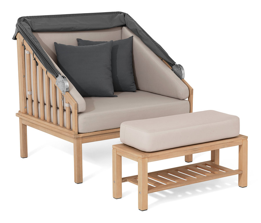 Premium-Lounge-Strandkorb mit Sonnenschutz-Dach und Fußteil steht vor einem weißen Hintergrund. Der Strandkorb hat beige Polster und zwei graue Kissen.