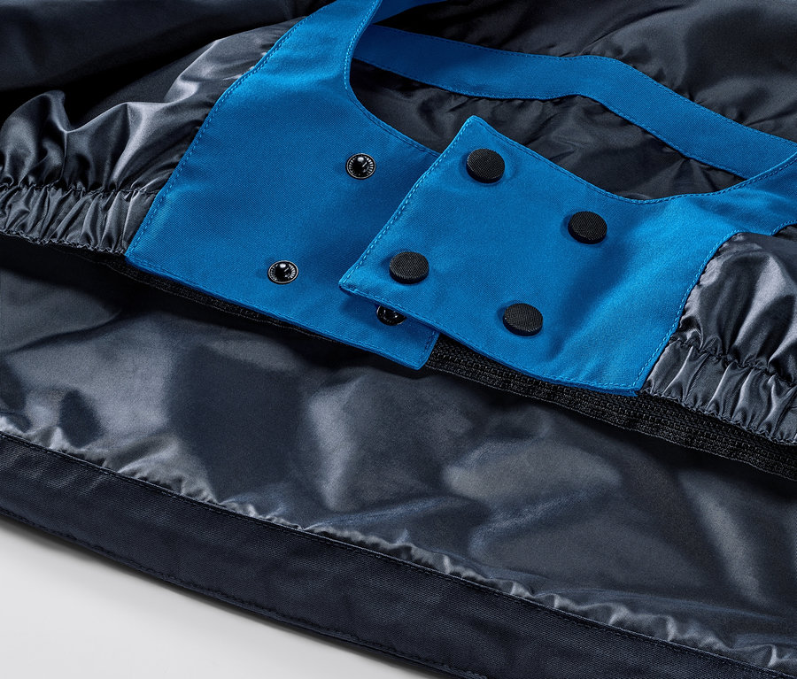 Detailansicht einer blauen Skijacke.