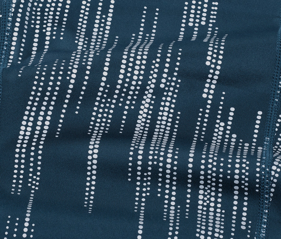 Detail einer Sporttight, silberfarben reflektierend.