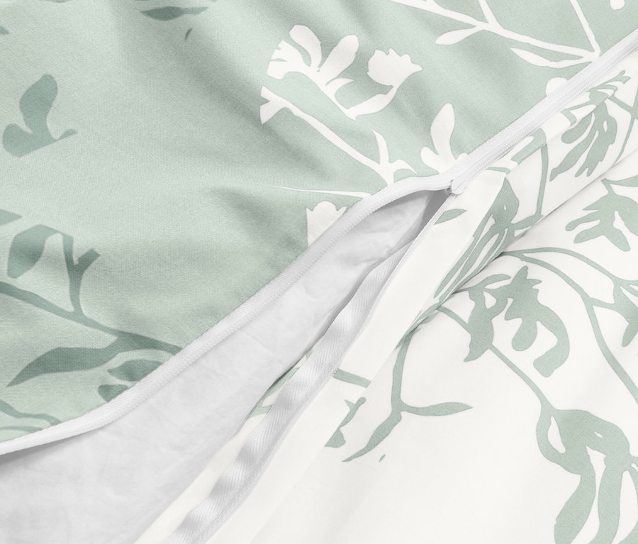 Nahaufnahme von mintfarbener Renforcé-Bettwäsche mit Reißverschluss und Blumenmuster.