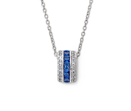 Nahaufnahme einer 925 Silber Kette mit blauen und weißen Steinen.