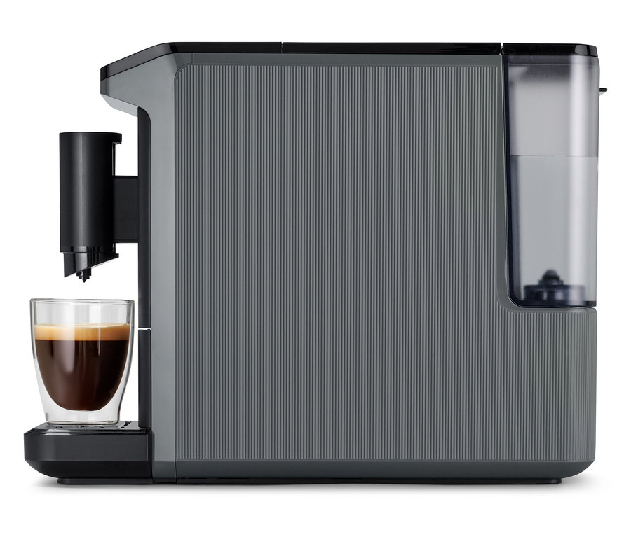 Grauer »Esperto mini« Kaffeevollautomat bereitet Kaffee in einer Glas Tasse zu.