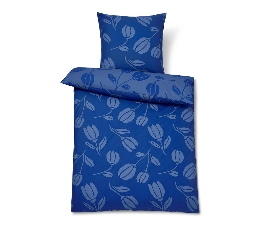 Blaue Renforcé-Bettwäsche mit Blumenmuster: ein Kissenbezug und ein Bettbezug.