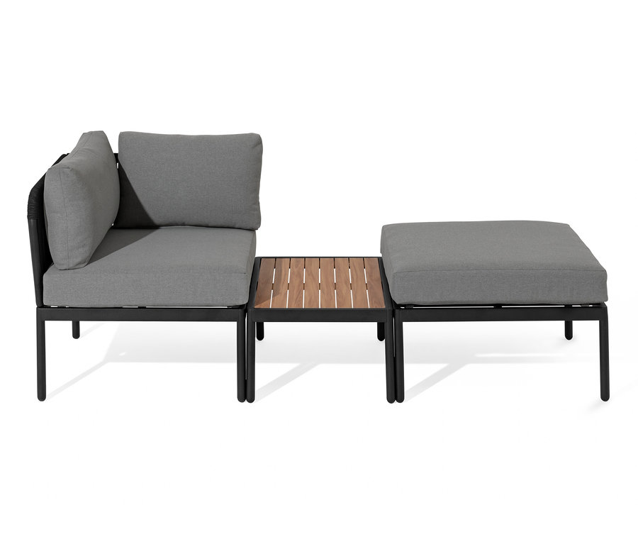 Modulare Lounge mit Textilgeflecht und grauen Kissen.