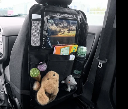 Schwarzer Rücksitz-Organizer mit Spielzeug, Büchern und Tablet.