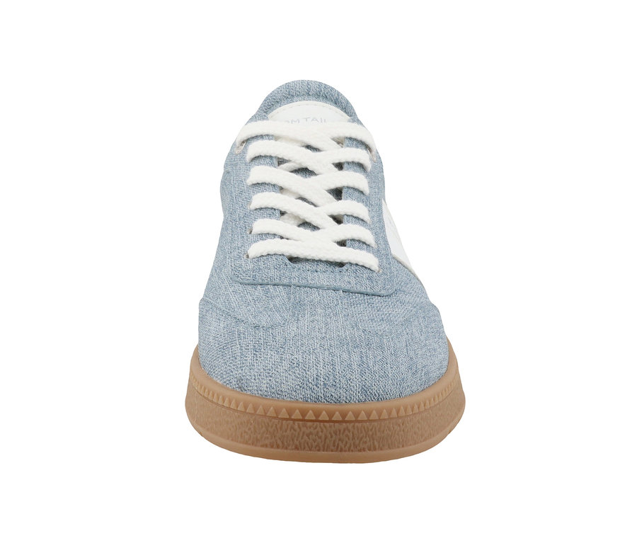 Blauer Tom Tailor Sneaker aus Jeansstoff mit weißen Schnürsenkeln und brauner Sohle.