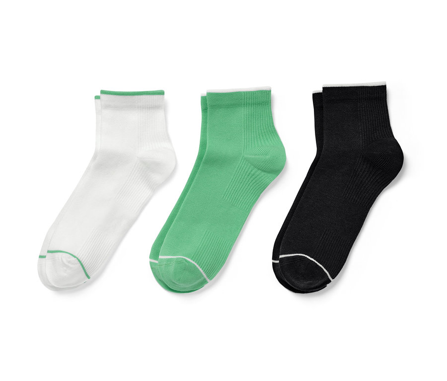 Drei Paar Socken: weiße, grüne und schwarze.