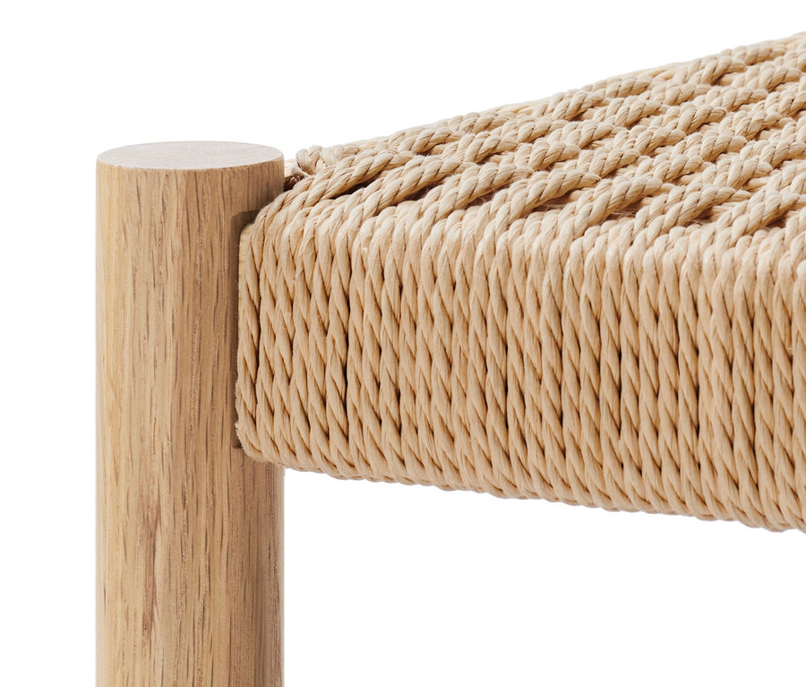 Detail einer Holzbank mit geflochtener Sitzfläche.